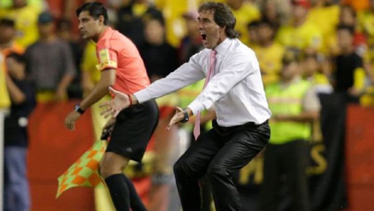 Guillermo Almada, durante un duelo con el Barcelona de Guayaqui