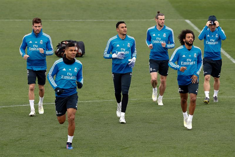 Jugadores del Real Madrid corren en una práctica