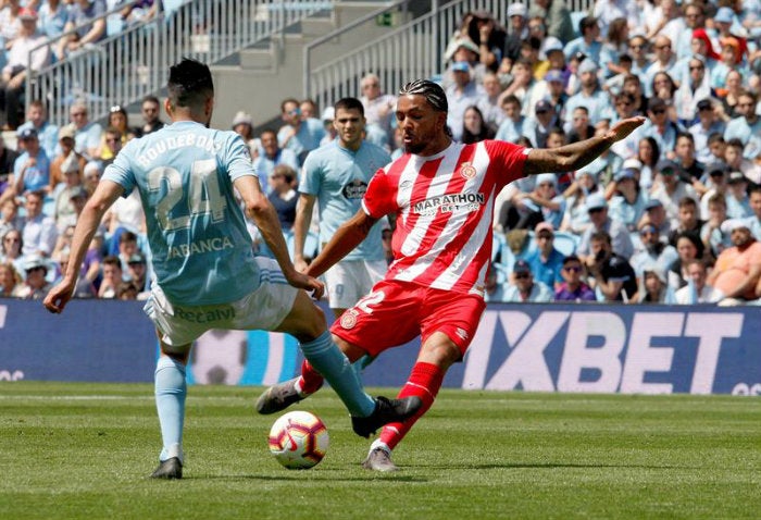 Boudebouz disputa el balón 