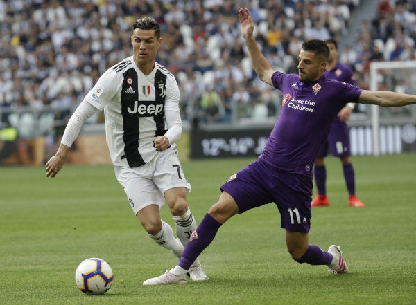 Cristiano controla el balón durante el partido