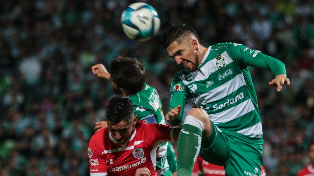 Diego Valdés lucha por el esférico en duelo contra Toluca