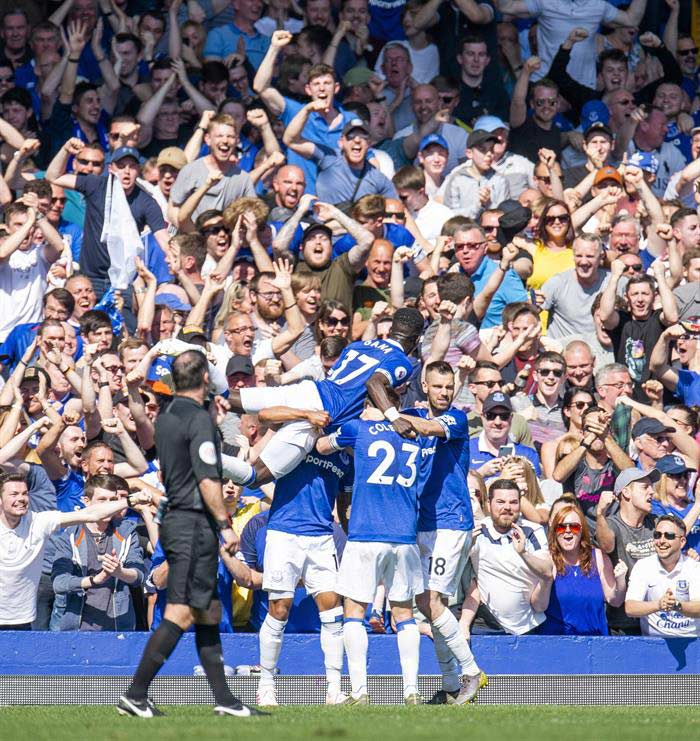 Jugadores del Everton celebran un gol contra Man. United