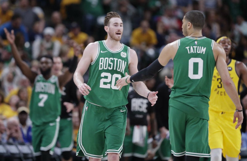 Gordon Hawyward y Jason Tatum festejan una anotación de Celtics