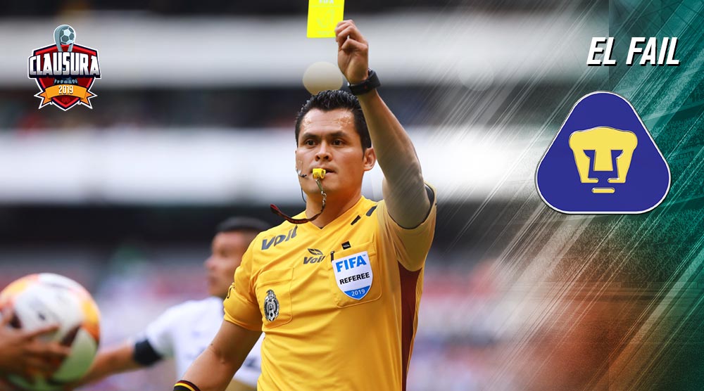 Pérez Durán muestra la amarilla durante el Cruz Azul vs Pumas
