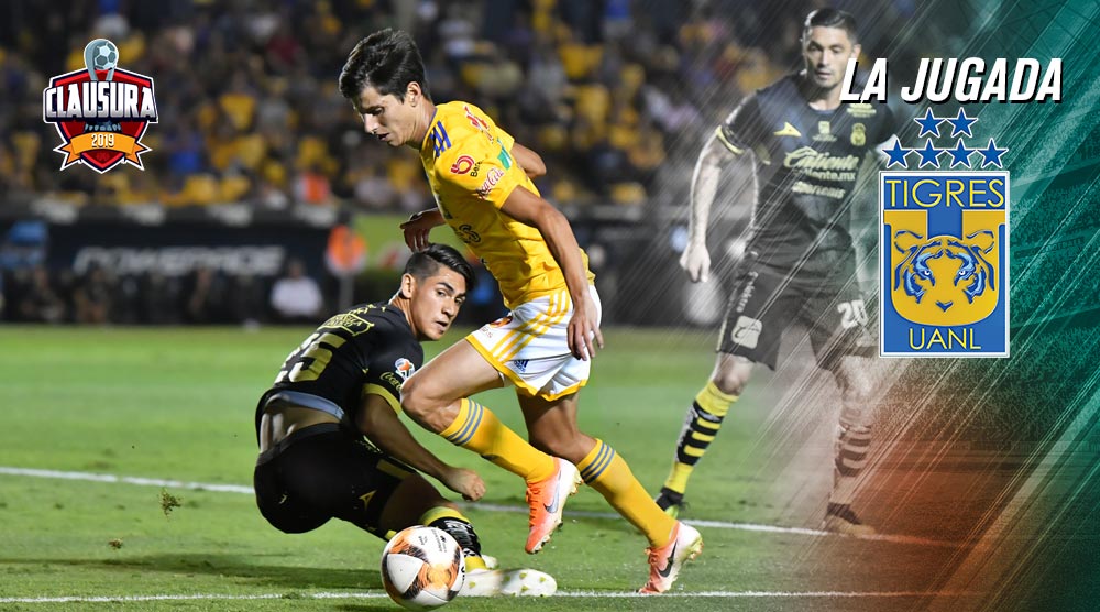 Jürgen Damm conduce el esférico en el duelo vs Morelia