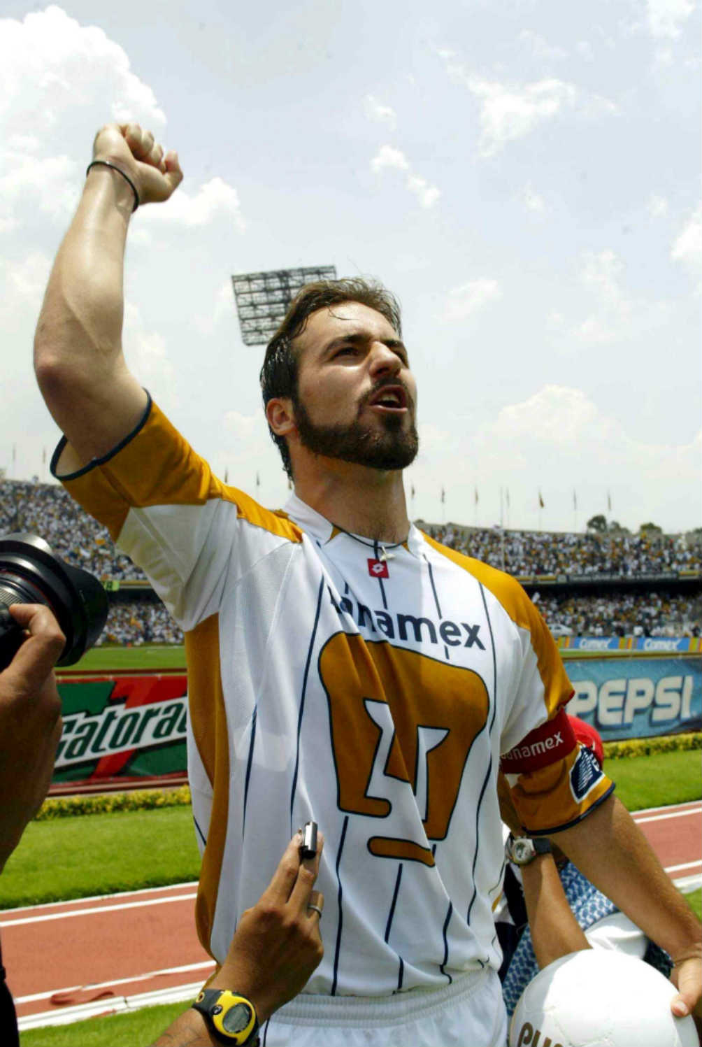 Joaquín Beltrán festeja un triunfo de Pumas con la tribuna