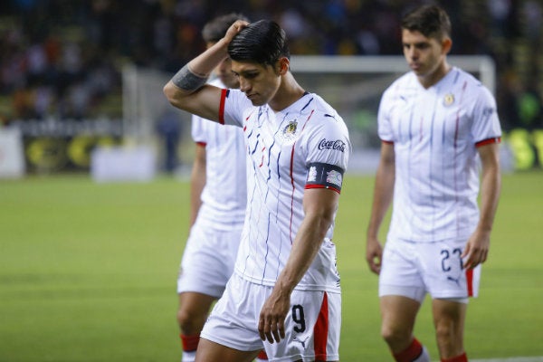 Alan Pulido durante un encuentro ante Morelia 