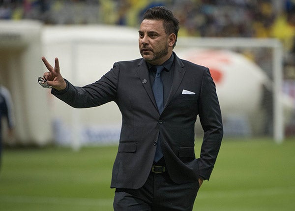 Antonio Mohamed saluda en el Estadio Azteca