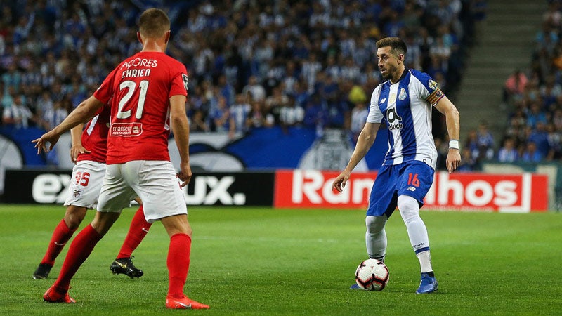 Herrera, enfrenta a dos rivales en un duelo del Porto