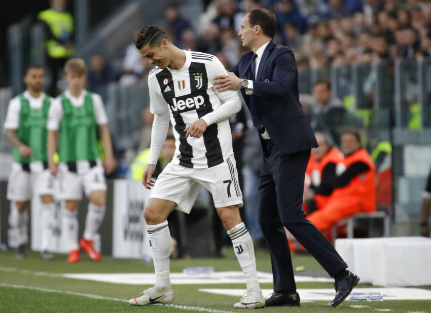 Allegri habla durante un partido con Cristiano Ronaldo 