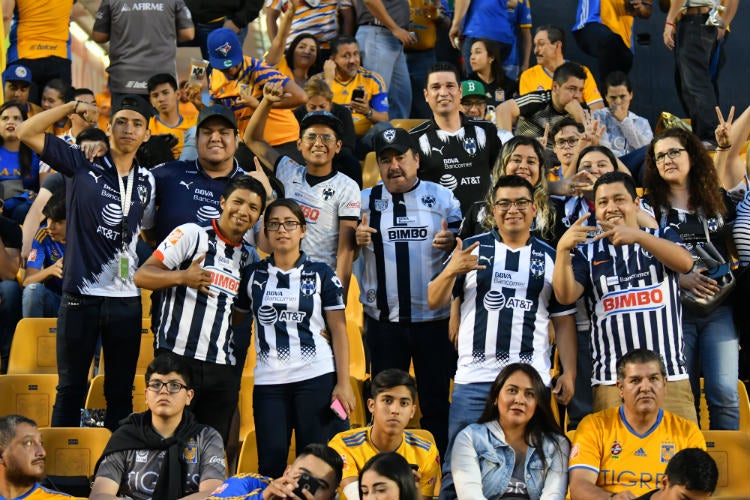 Aficionados de Rayados asisten al Volcán para la Final de Concachampions