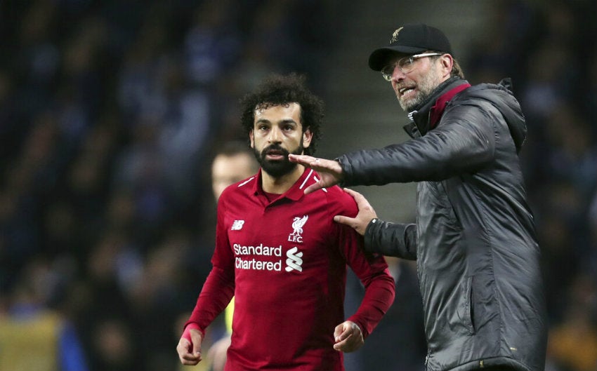 Salah recibe instrucciones de sus técnico 