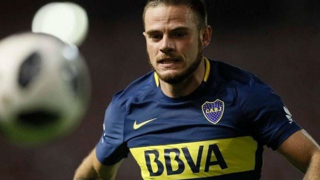 Nahitan Nández durante un duelo con Boca