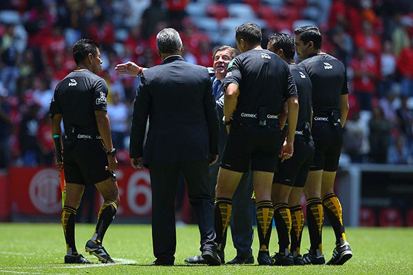 Herrera charla con los árbitros al final del encuentro contra los Diablos 