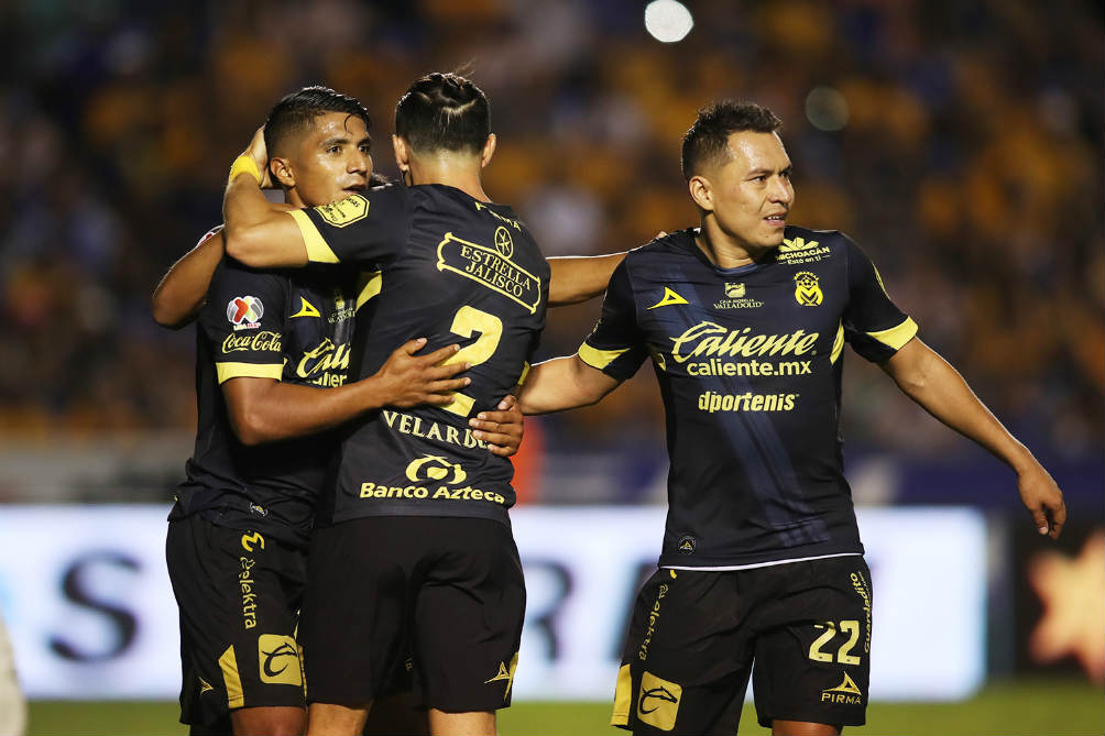 Jugadores de Morelia festejan anotación contra Tigres