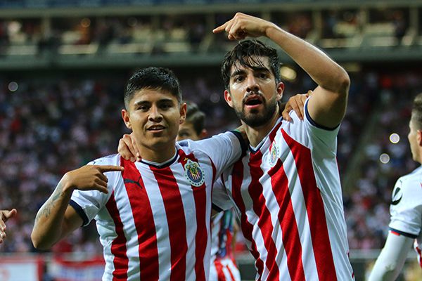 Pizarro festeja un gol junto a Eduardo López 