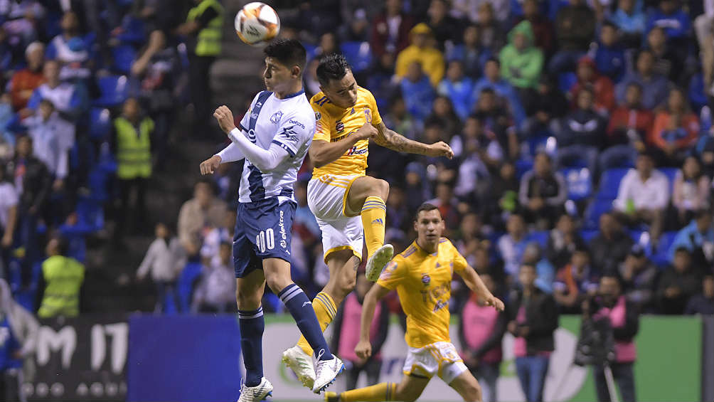 Vladimir Loroña y Lucas Zelarayán, luchan por la redonda