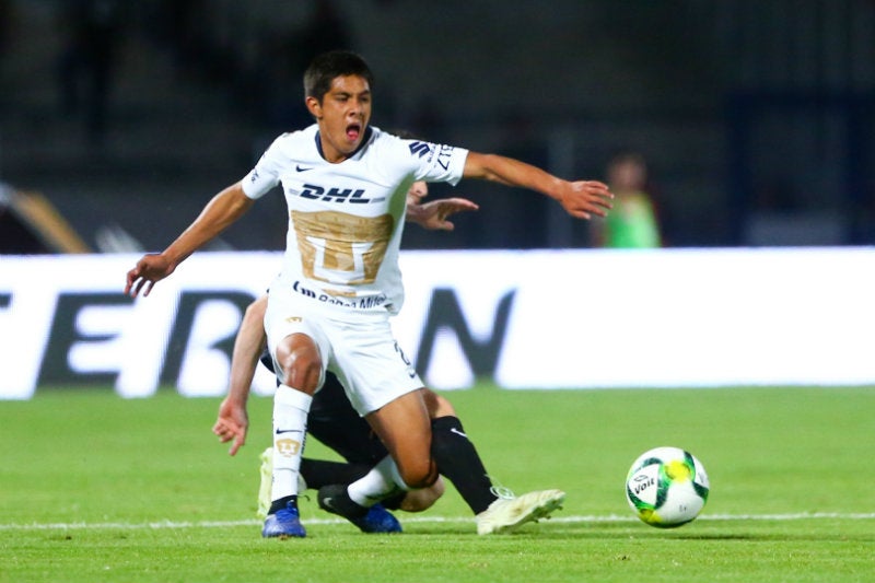 Idekel Domínguez durante un partido con Pumas