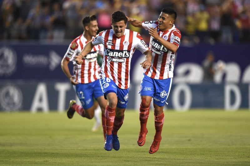 Jugadores del San Luis festejan un gol