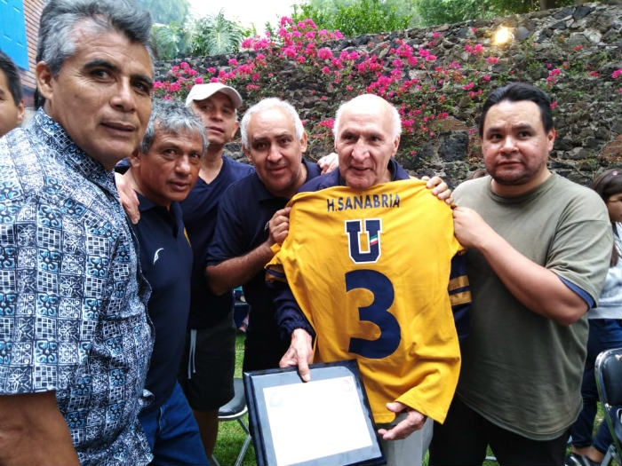 Exjugadores de Pumas durante el homenaje a Héctor Sanabria
