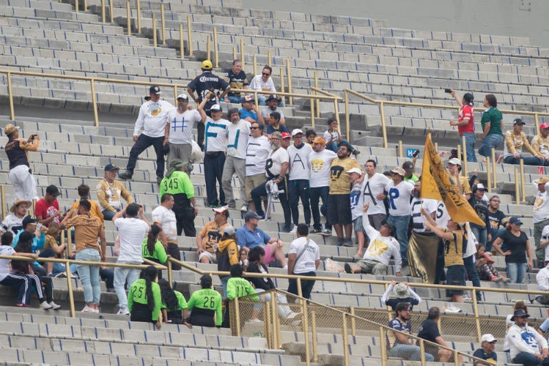 Aficionados de Pumas durante el juego ante Toluca