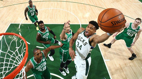 Antetokounmpo prepara su volcada