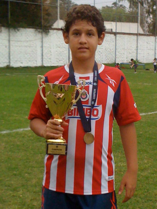 Diego Hernández posa con un trofeo de pequeño