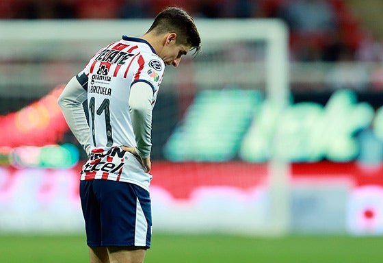 Isaac Brizuela, cabizbajo en juego de Chivas 