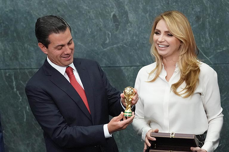 Peña Nieto recibe una mini réplica de la Copa del Mundo