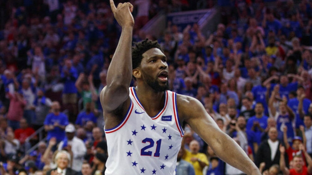 Joel Embiid celebra canasta contra los Raptors