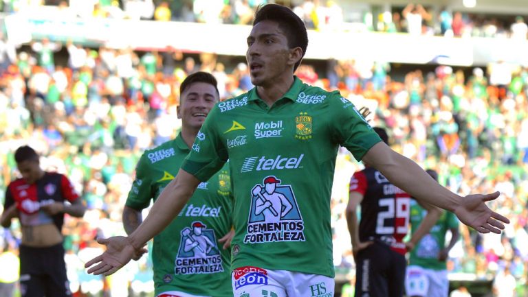 Ángel Mena celebra una anotación ante Atlas