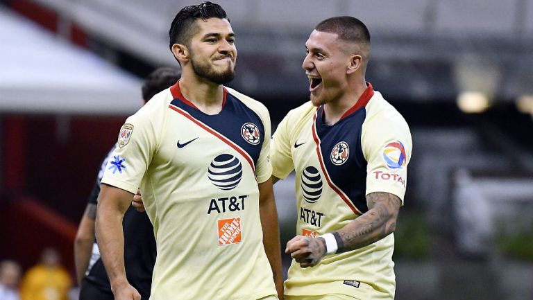 Henry Martín y Nico Castillo celebran un gol ante Necaxa