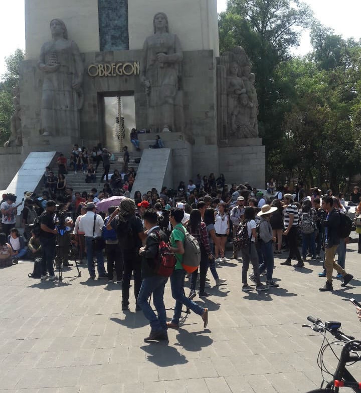 Alumnos de la UNAM en el parque de La Bombilla