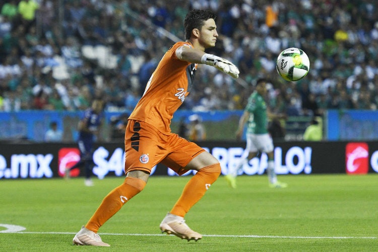 Sebastián Jurado, a punto de despejar en un juego con Veracruz