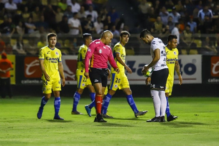 Juan Andrés Esquivel señala falta a favor de Dorados