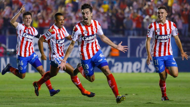 Atlético de San Luis festeja gol de Unai Bilbao