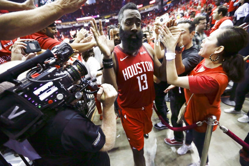 Harden se dirige al vestidor tras victoria contra Warriors