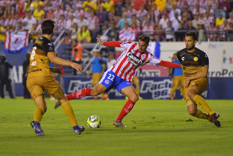 Ían González ejecuta un tiro ante Dorados