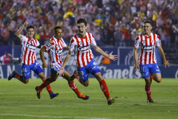 Unai Bilbao festeja gol con el Atlético de San Luis