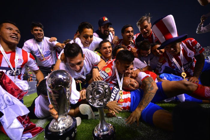 Jugadores de San Luis con el trofeo de Ascenso 