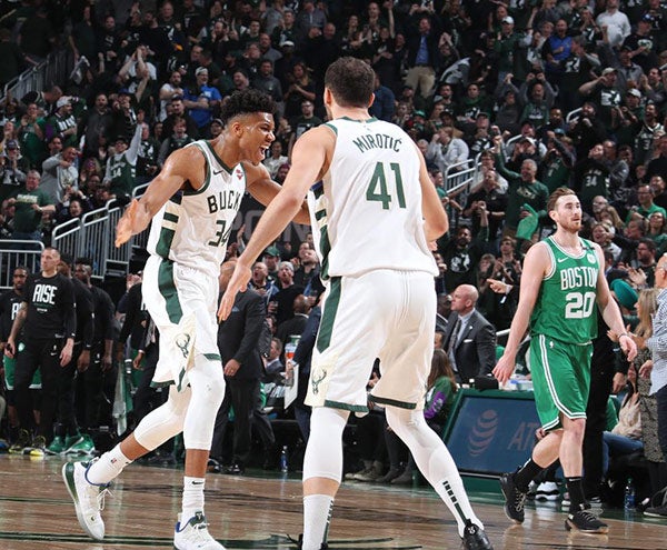 Jugadores de los Bucks celebran una anotación