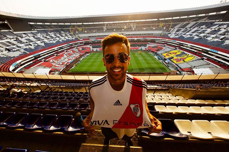 Mariano presume el escudo del River