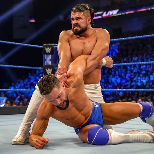 El mexicnao le aplica una llave a Finn Bálor