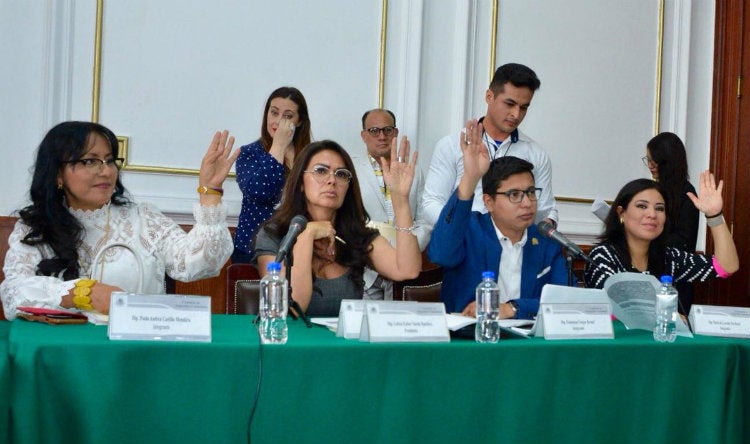 Diputados emiten su voto durante una sesión en el Congreso