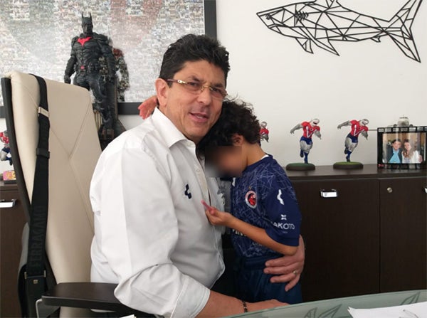 Fidel Kuri junto a su hijo 