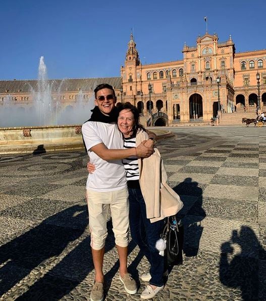 Dybala disfruta de una tarde junto a su mamá