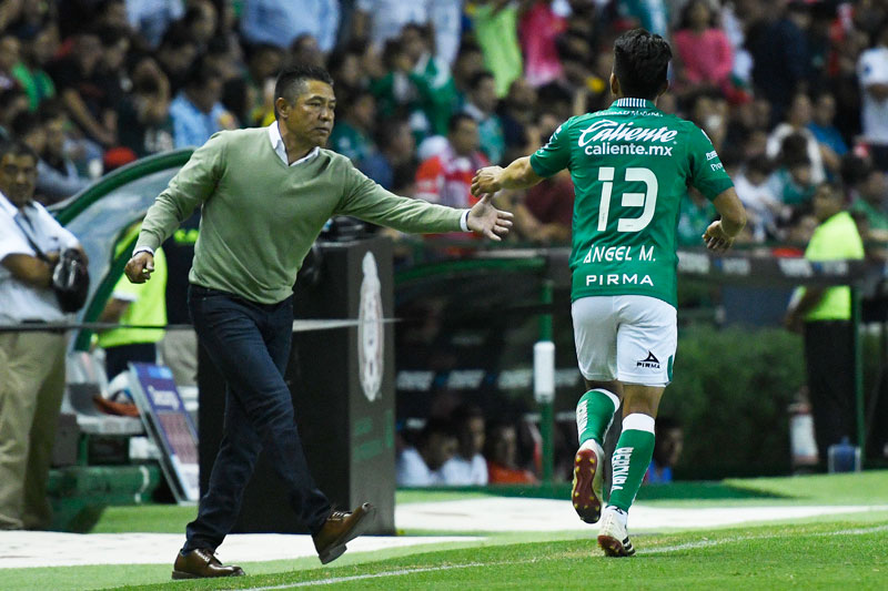 Ambriz felicita a Mena tras una anotación en el Clausura 2019
