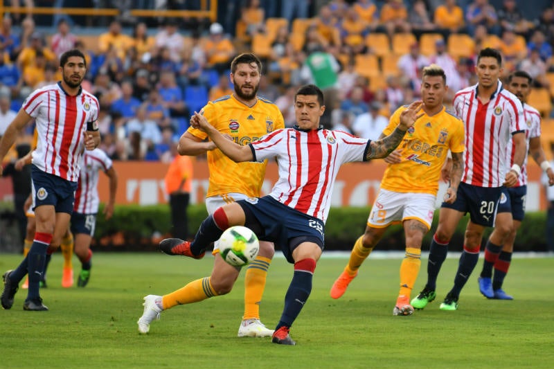 Michael Pérez le anticipa un balón a André-Pierre Gignac