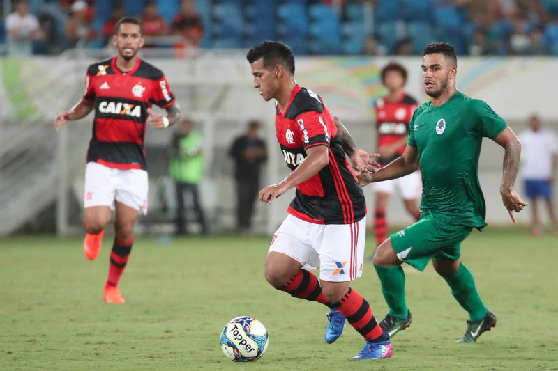 Miguel Trauco durante un juego con el Flamengo