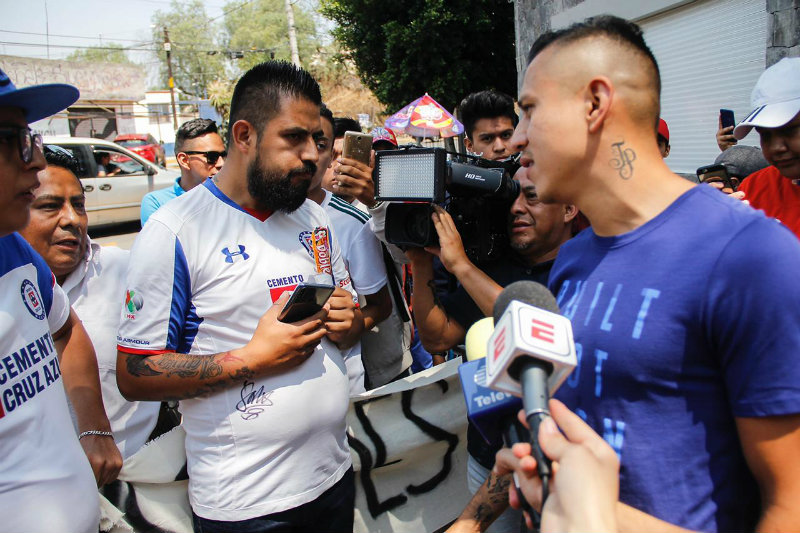 Cata Domínguez charla con un aficionado de Cruz Azul